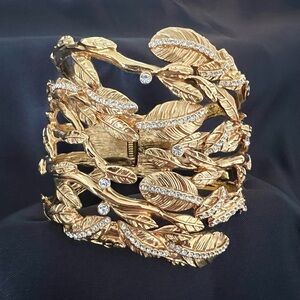Clamper bracelet by Rachel Zoe. In excellent, preloved-condition. Gold tone.Look